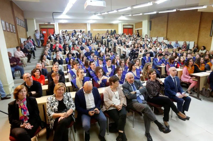 En el acto también se han entregado reconocimientos a los profesores jubilados este curso académico y se han impuesto las becas a los estudiantes que se gradúan este curso