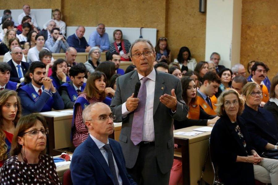 En el acto también se han entregado reconocimientos a los profesores jubilados este curso académico y se han impuesto las becas a los estudiantes que se gradúan este curso