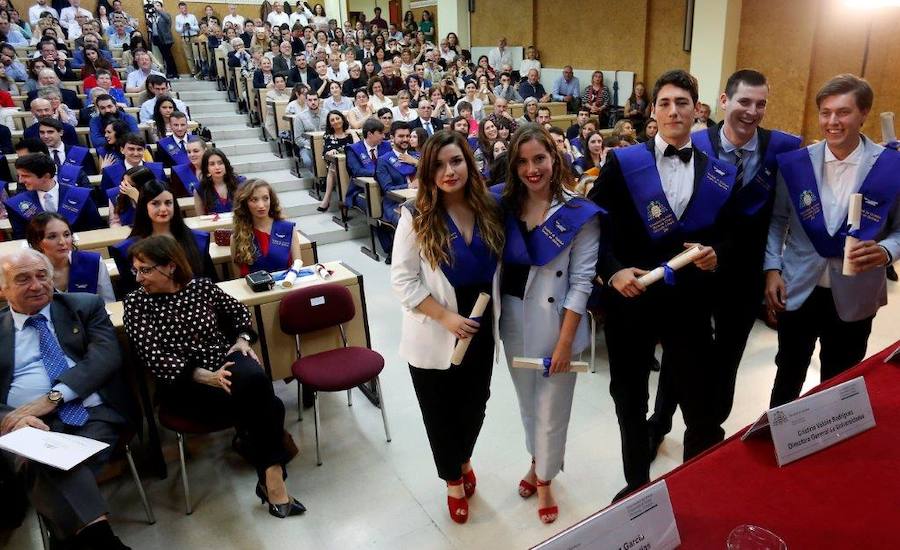 En el acto también se han entregado reconocimientos a los profesores jubilados este curso académico y se han impuesto las becas a los estudiantes que se gradúan este curso