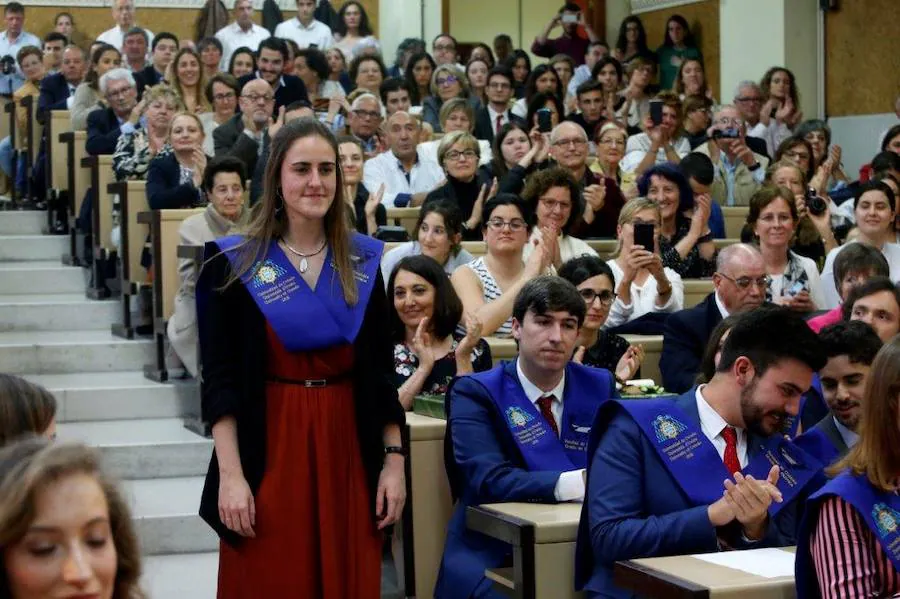 En el acto también se han entregado reconocimientos a los profesores jubilados este curso académico y se han impuesto las becas a los estudiantes que se gradúan este curso