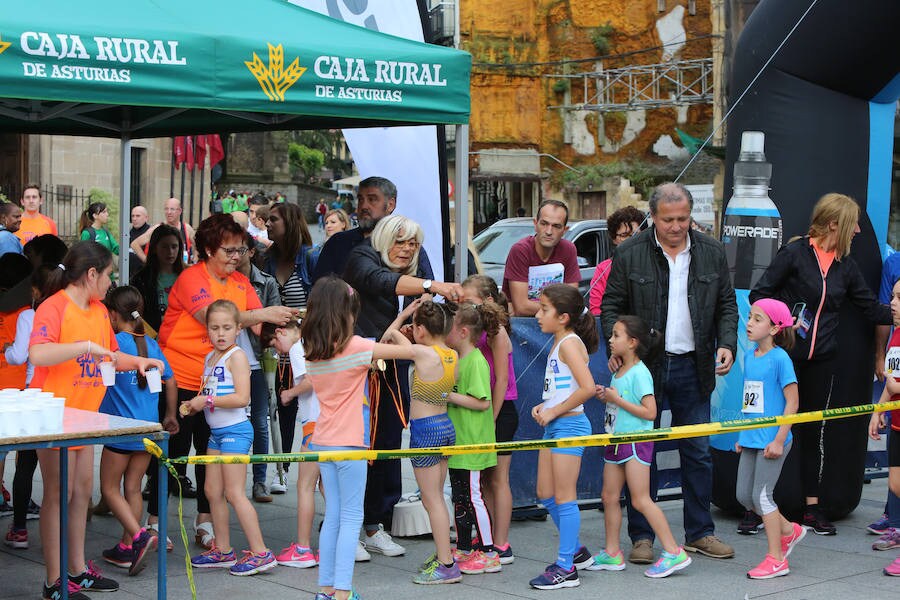 Un millar de atletas se dieron cita en una carrera marcada por la lluvia