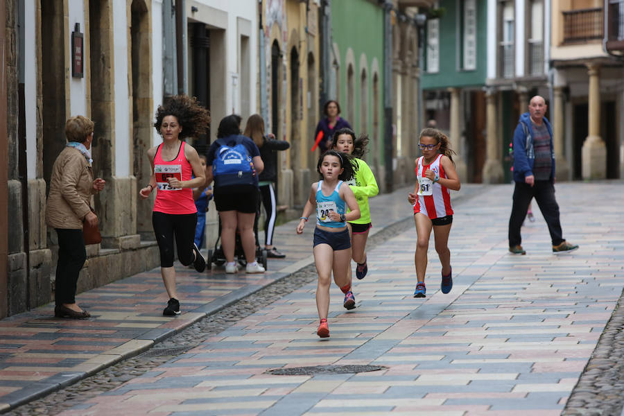 Un millar de atletas se dieron cita en una carrera marcada por la lluvia