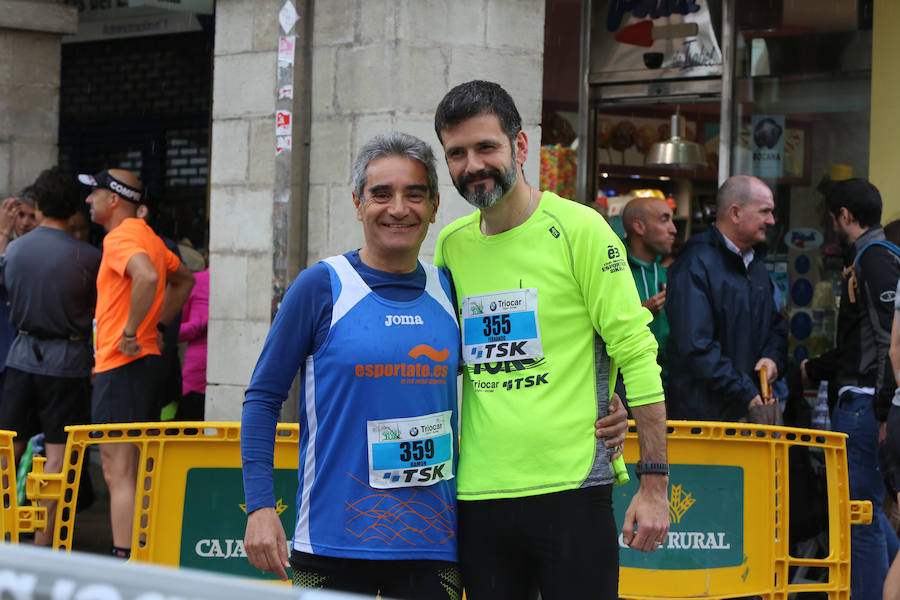 Un millar de atletas se dieron cita en una carrera marcada por la lluvia