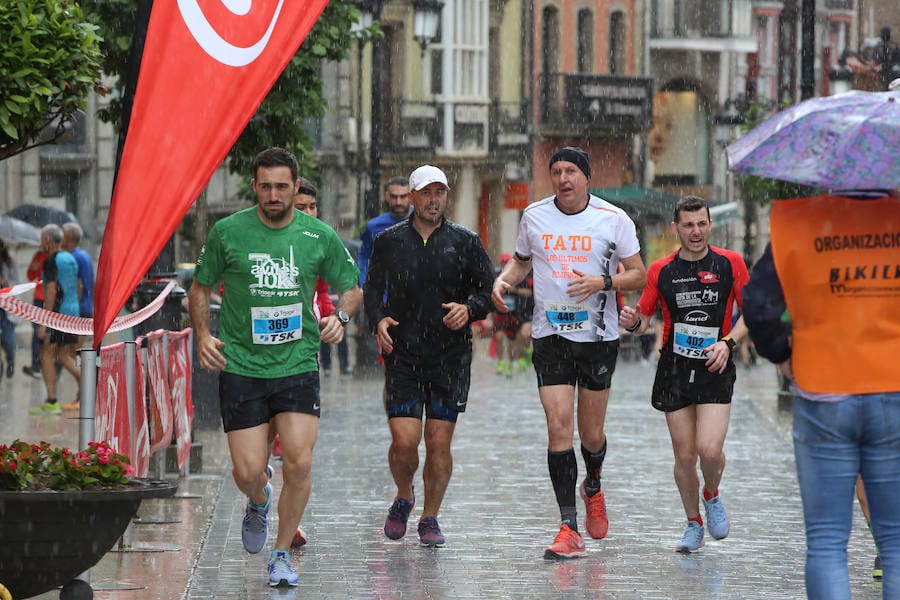 Un millar de atletas se dieron cita en una carrera marcada por la lluvia