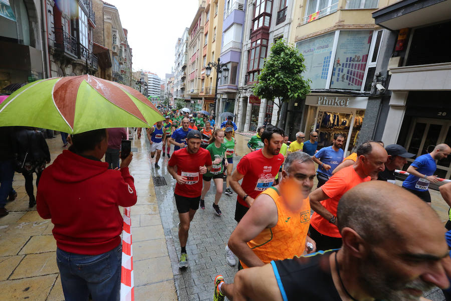 Un millar de atletas se dieron cita en una carrera marcada por la lluvia