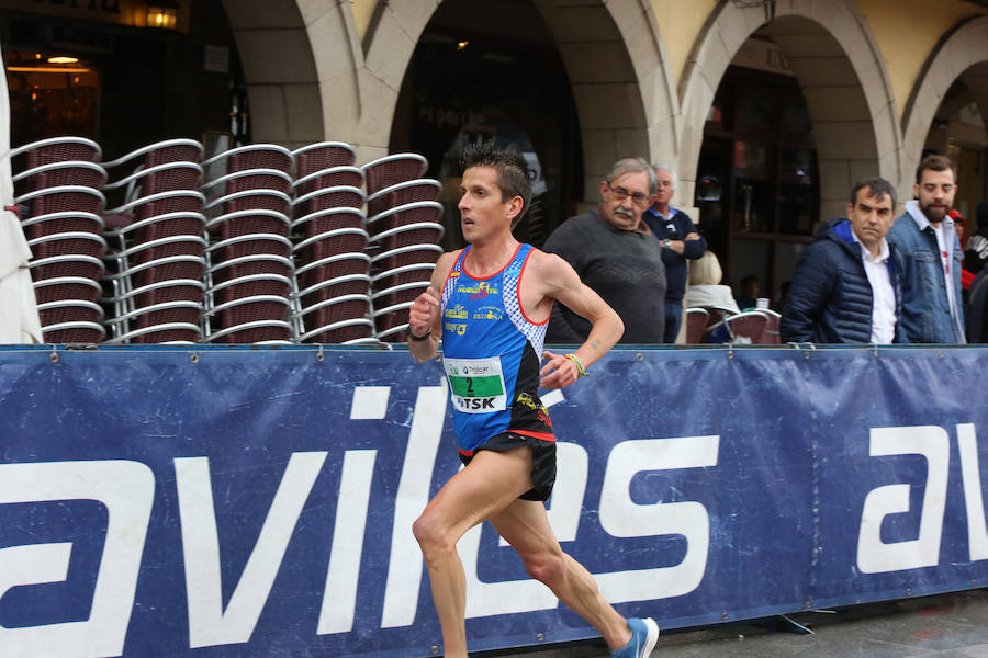 Un millar de atletas se dieron cita en una carrera marcada por la lluvia