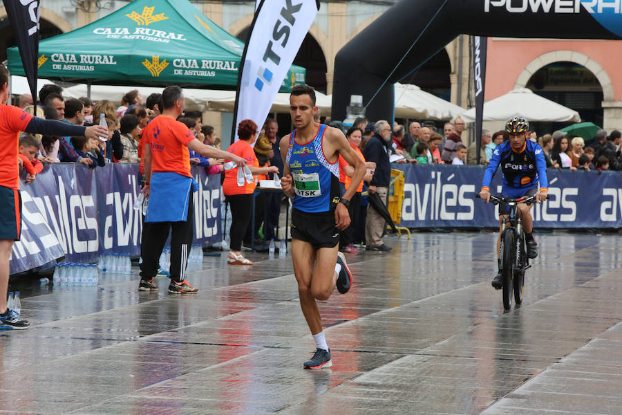 Un millar de atletas se dieron cita en una carrera marcada por la lluvia