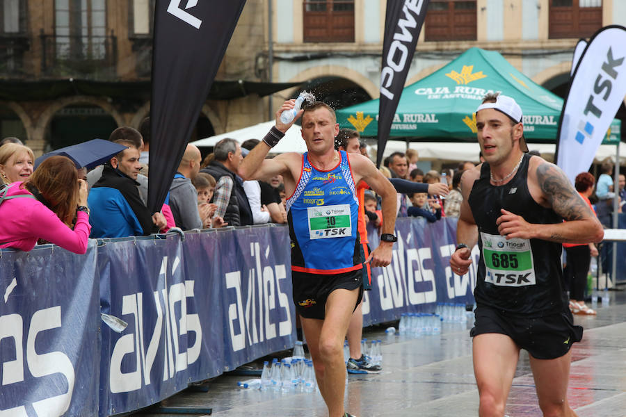 Un millar de atletas se dieron cita en una carrera marcada por la lluvia