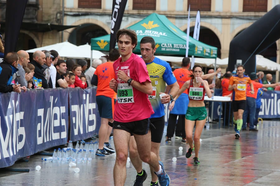 Un millar de atletas se dieron cita en una carrera marcada por la lluvia