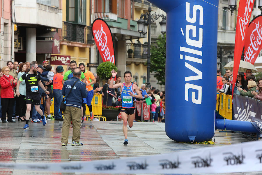 Un millar de atletas se dieron cita en una carrera marcada por la lluvia