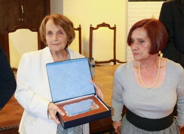 Paz Fernández Felgueroso, con la placa que le entregó la presidenta de la sociedad de festejos de Ciaño. 