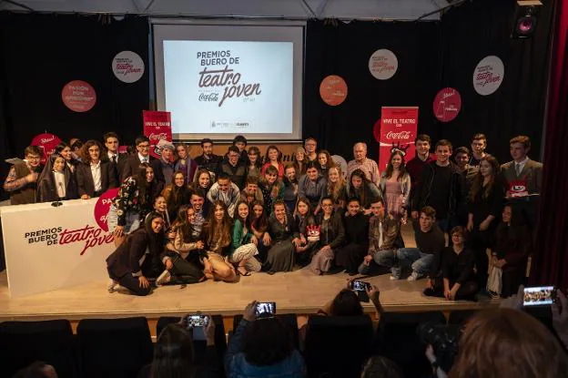 Foto de familia de los ganadores de los Premios Buero de Teatro Joven ayer, en Cangas de Onís. 