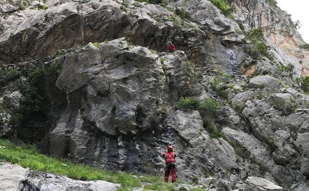 Una montañera vasca muere tras caer en la ruta del Cares