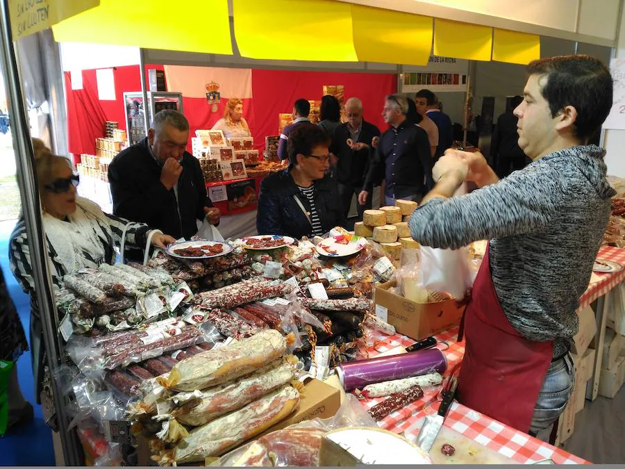 Cientos de personas disfrutan en Vegadeo de la LV Feria de Muestras, una de las citas más consolidadas de Asturias. Alimentación y textil, mobiliario y menaje son algunos de los productos que se han puesto a la venta en el recinto ferial de la villa.