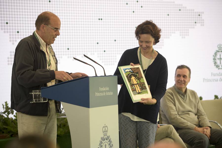 Representantes de todos los lugares reconocidos como Pueblo Ejemplar de Asturias se han dado cita en Bueño, galardonado en el año 2012, en el marco del encuentro que cada año promueve la Fundación Princesa de Asturias. Las palabras de la directora, Teresa Sanjurjo, y una ponencia sobre hórreos han abierto la jornada. 