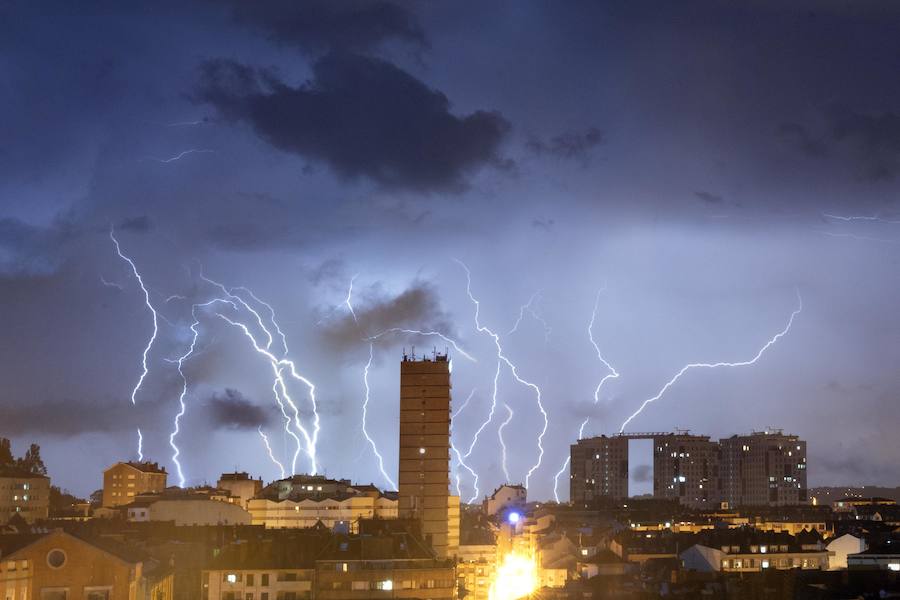 Desde última hora de la tarde la lluvia y los relámpagos se han convertido en protagonistas en buena parte del Principado