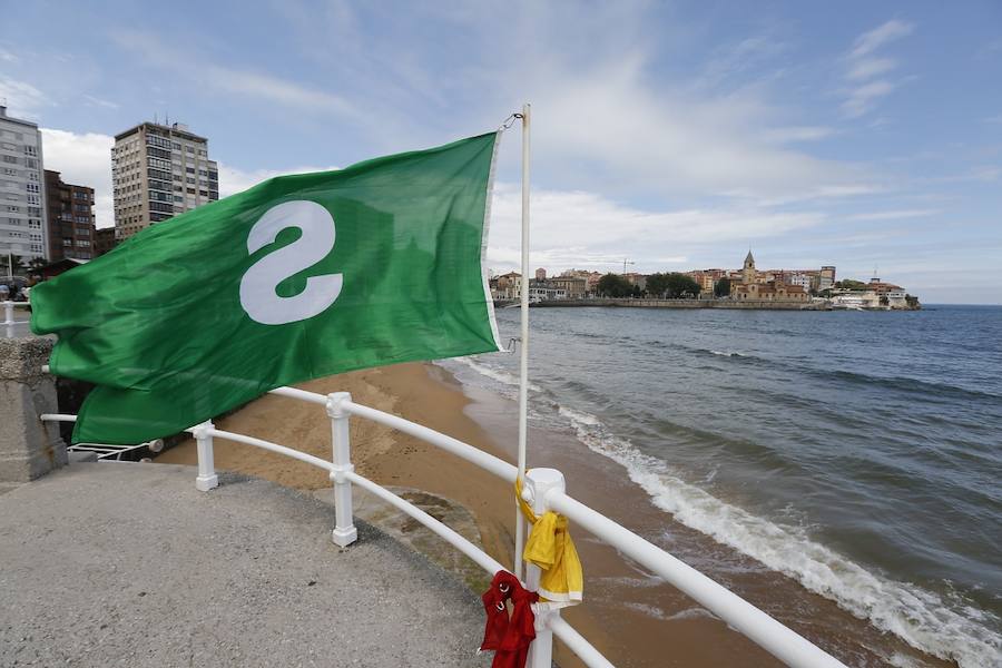 Tras dos días cerrada por vertidos, el Ayuntamiento de Gijón ha izado la bandera verde en la playa de San Lorenzo en un día de tiempo agradable que ha animado a numerosos vecinos y visitantes a acercarse al arenal.