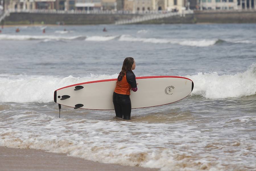 Tras dos días cerrada por vertidos, el Ayuntamiento de Gijón ha izado la bandera verde en la playa de San Lorenzo en un día de tiempo agradable que ha animado a numerosos vecinos y visitantes a acercarse al arenal.