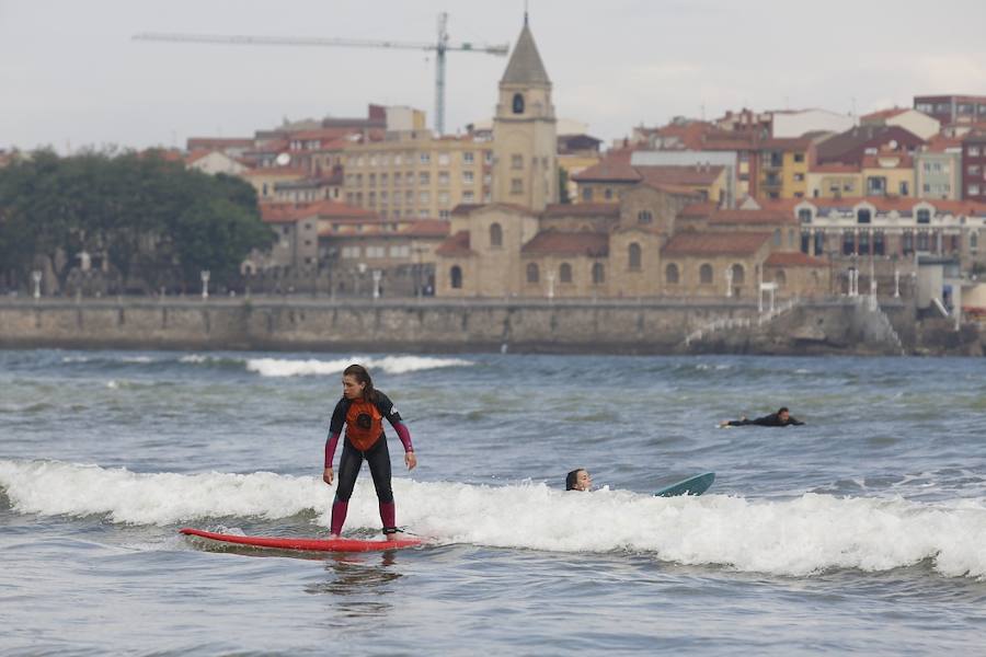 Tras dos días cerrada por vertidos, el Ayuntamiento de Gijón ha izado la bandera verde en la playa de San Lorenzo en un día de tiempo agradable que ha animado a numerosos vecinos y visitantes a acercarse al arenal.