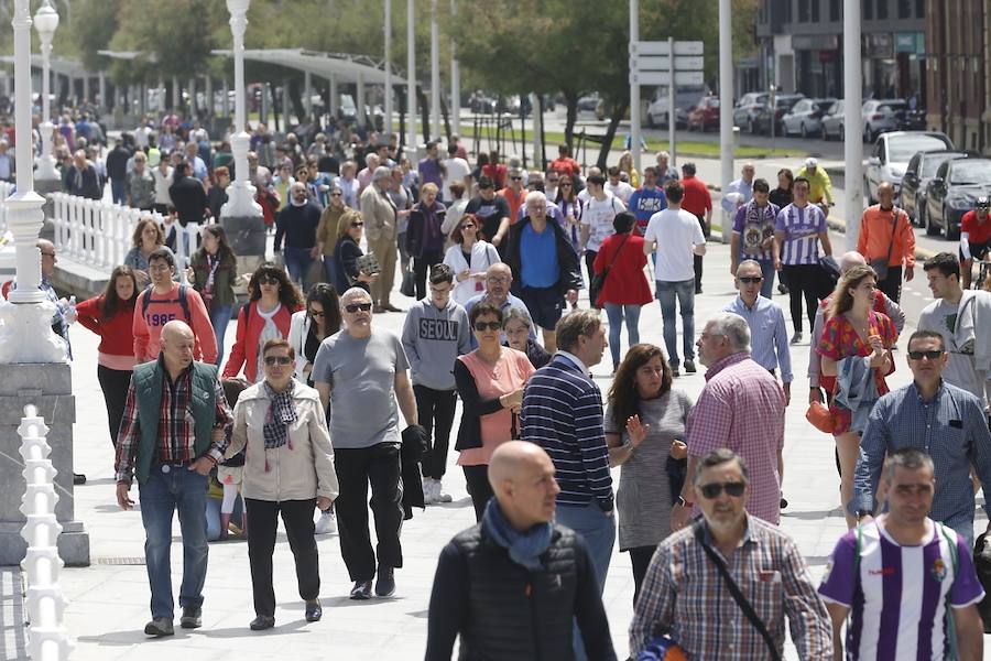 Tras dos días cerrada por vertidos, el Ayuntamiento de Gijón ha izado la bandera verde en la playa de San Lorenzo en un día de tiempo agradable que ha animado a numerosos vecinos y visitantes a acercarse al arenal.