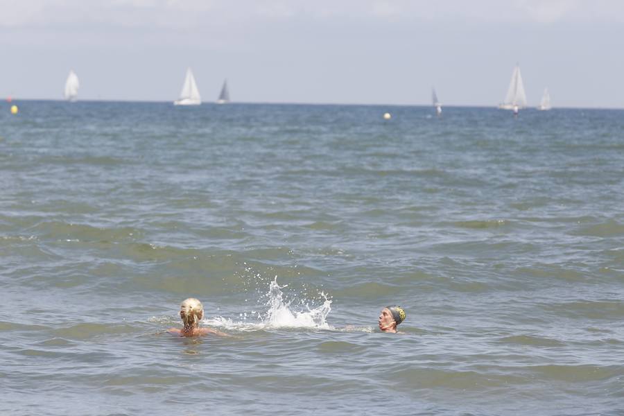 Tras dos días cerrada por vertidos, el Ayuntamiento de Gijón ha izado la bandera verde en la playa de San Lorenzo en un día de tiempo agradable que ha animado a numerosos vecinos y visitantes a acercarse al arenal.