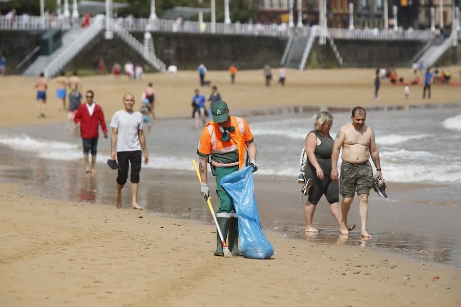 Tras dos días cerrada por vertidos, el Ayuntamiento de Gijón ha izado la bandera verde en la playa de San Lorenzo en un día de tiempo agradable que ha animado a numerosos vecinos y visitantes a acercarse al arenal.