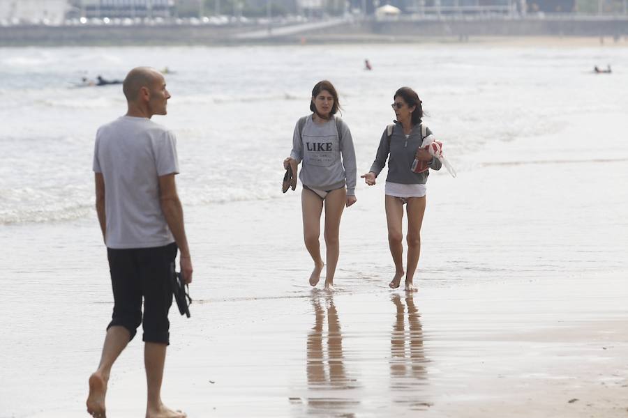 Tras dos días cerrada por vertidos, el Ayuntamiento de Gijón ha izado la bandera verde en la playa de San Lorenzo en un día de tiempo agradable que ha animado a numerosos vecinos y visitantes a acercarse al arenal.