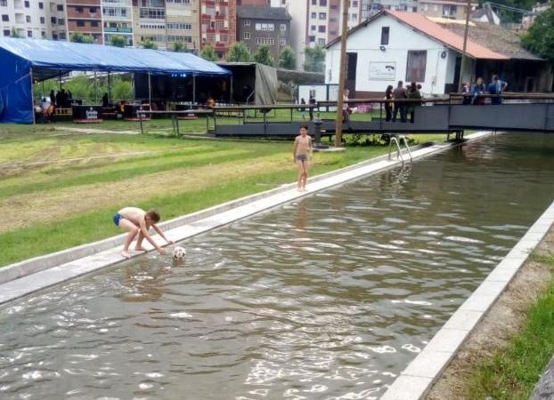 La riada empaña la inauguración de la presa del Molín