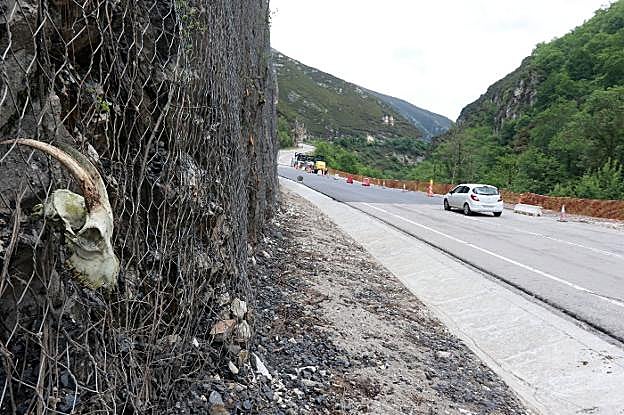 La vía, ayer, tras su reapertura al tráfico después de permanecer más de dos meses cerrada por el desprendimiento. 