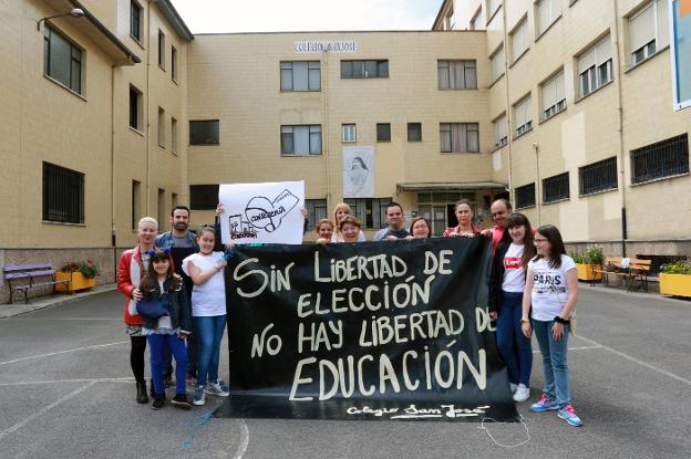 Algunos de los padres y alumnos afectados. 