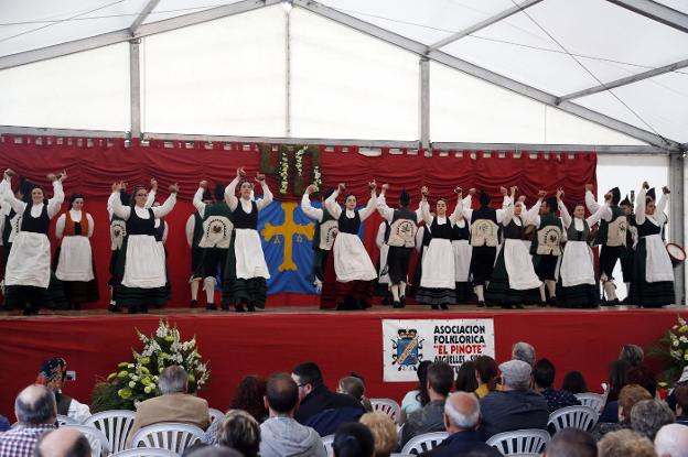 El Piñote celebra 40 años de bailes en Argüelles
