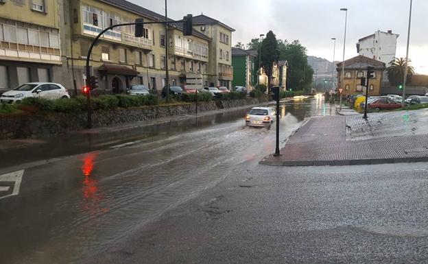 La lluvia anega algunas calles y avenidas en Avilés