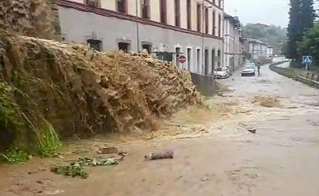 Las lluvias dan lugar al desbordamiento del arroyo el Rebecu, en Trubia.