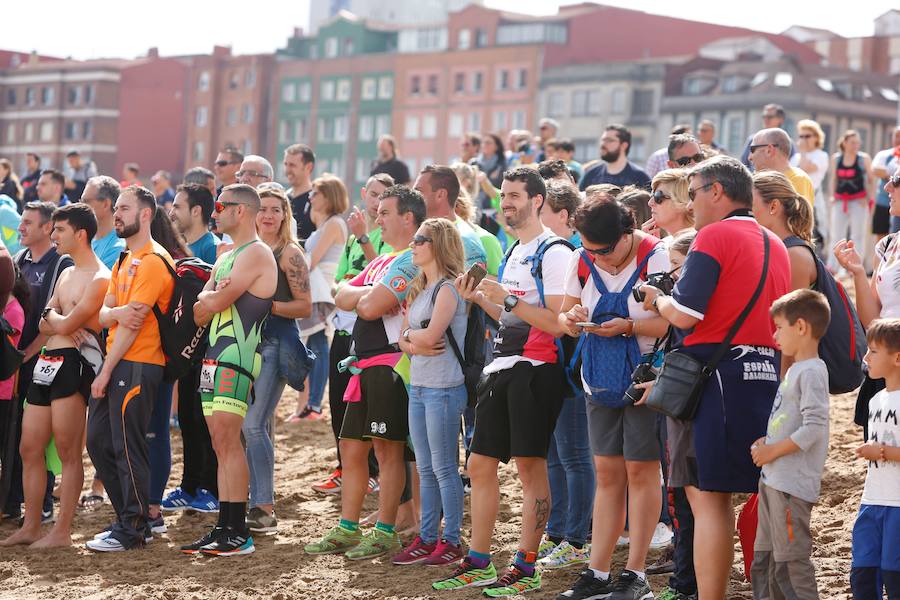 Un total de 450 deportistas se han dado cita en el Santander Triatlón Series, disputado en la zona de la playa de Poniente. Es una de las pruebas puntuables de la Liga del Academia Civil-CNSO.