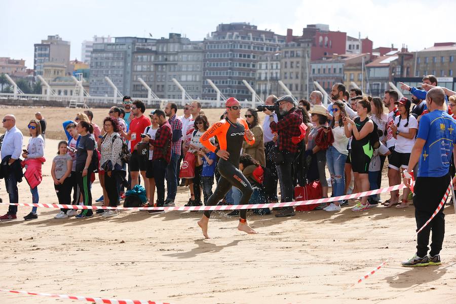 Un total de 450 deportistas se han dado cita en el Santander Triatlón Series, disputado en la zona de la playa de Poniente. Es una de las pruebas puntuables de la Liga del Academia Civil-CNSO.