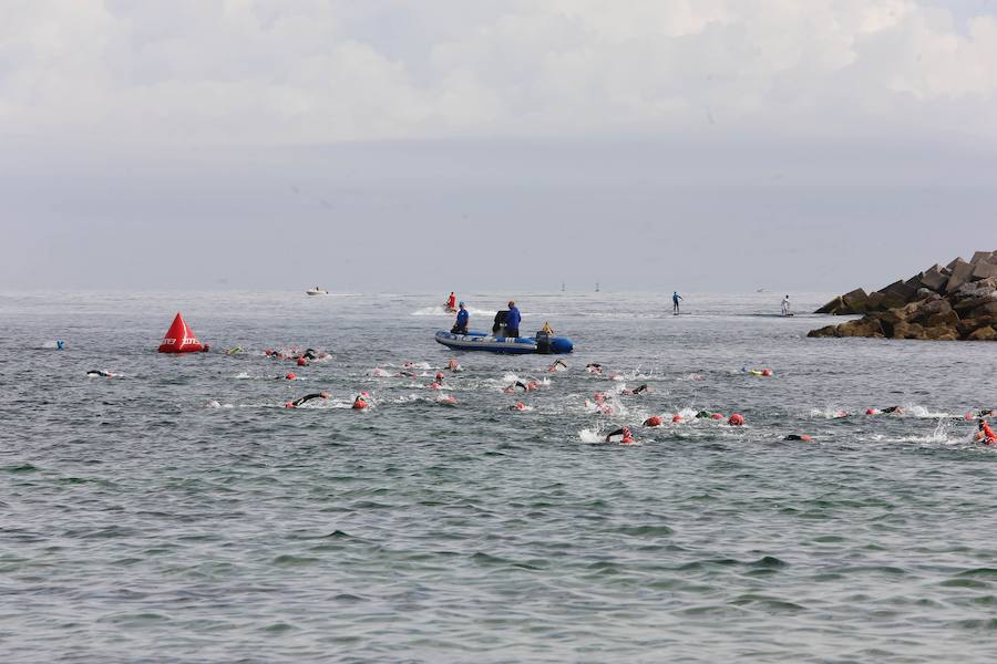 Un total de 450 deportistas se han dado cita en el Santander Triatlón Series, disputado en la zona de la playa de Poniente. Es una de las pruebas puntuables de la Liga del Academia Civil-CNSO.