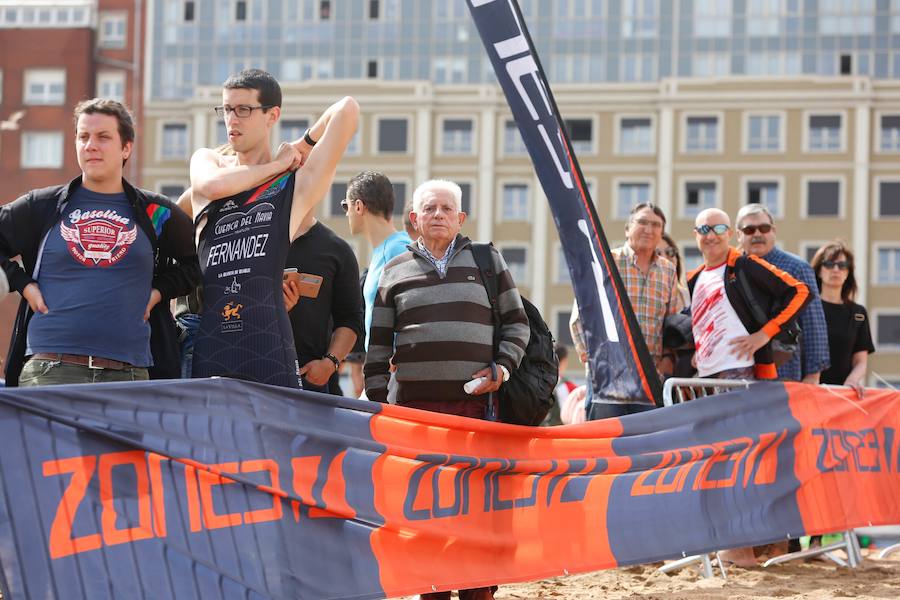 Un total de 450 deportistas se han dado cita en el Santander Triatlón Series, disputado en la zona de la playa de Poniente. Es una de las pruebas puntuables de la Liga del Academia Civil-CNSO.