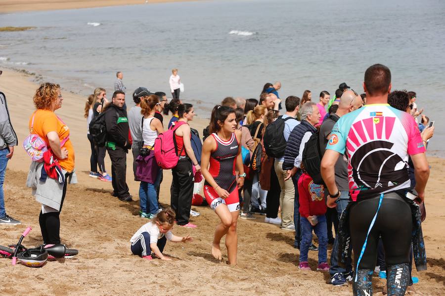 Un total de 450 deportistas se han dado cita en el Santander Triatlón Series, disputado en la zona de la playa de Poniente. Es una de las pruebas puntuables de la Liga del Academia Civil-CNSO.