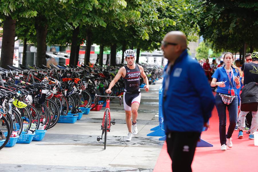 Un total de 450 deportistas se han dado cita en el Santander Triatlón Series, disputado en la zona de la playa de Poniente. Es una de las pruebas puntuables de la Liga del Academia Civil-CNSO.