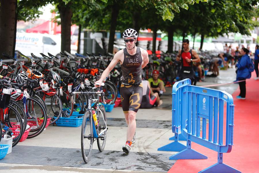 Un total de 450 deportistas se han dado cita en el Santander Triatlón Series, disputado en la zona de la playa de Poniente. Es una de las pruebas puntuables de la Liga del Academia Civil-CNSO.