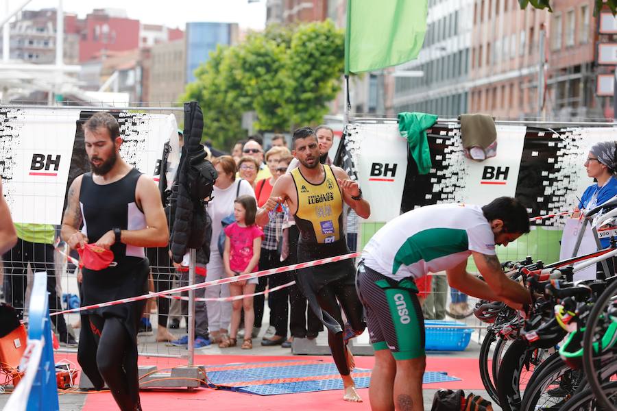 Un total de 450 deportistas se han dado cita en el Santander Triatlón Series, disputado en la zona de la playa de Poniente. Es una de las pruebas puntuables de la Liga del Academia Civil-CNSO.