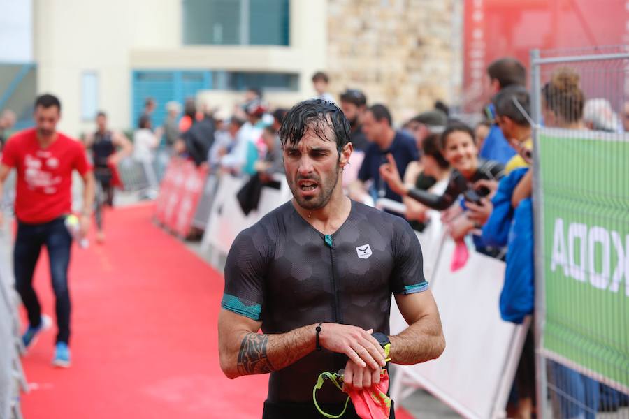 Un total de 450 deportistas se han dado cita en el Santander Triatlón Series, disputado en la zona de la playa de Poniente. Es una de las pruebas puntuables de la Liga del Academia Civil-CNSO.