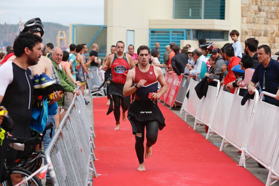 Un total de 450 deportistas se han dado cita en el Santander Triatlón Series, disputado en la zona de la playa de Poniente. Es una de las pruebas puntuables de la Liga del Academia Civil-CNSO.