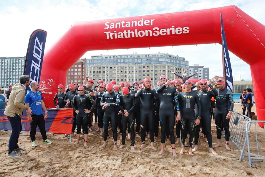 Un total de 450 deportistas se han dado cita en el Santander Triatlón Series, disputado en la zona de la playa de Poniente. Es una de las pruebas puntuables de la Liga del Academia Civil-CNSO.