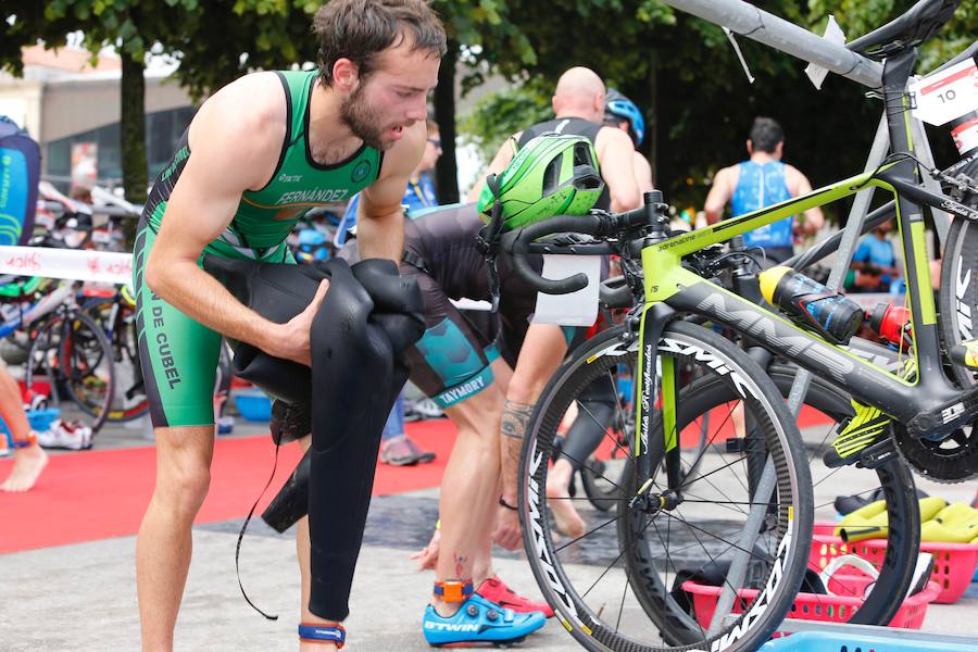 Un total de 450 deportistas se han dado cita en el Santander Triatlón Series, disputado en la zona de la playa de Poniente. Es una de las pruebas puntuables de la Liga del Academia Civil-CNSO.