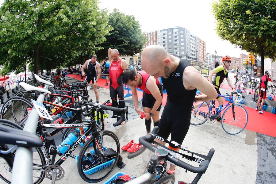 Un total de 450 deportistas se han dado cita en el Santander Triatlón Series, disputado en la zona de la playa de Poniente. Es una de las pruebas puntuables de la Liga del Academia Civil-CNSO.