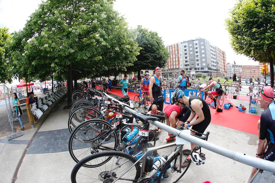 Un total de 450 deportistas se han dado cita en el Santander Triatlón Series, disputado en la zona de la playa de Poniente. Es una de las pruebas puntuables de la Liga del Academia Civil-CNSO.