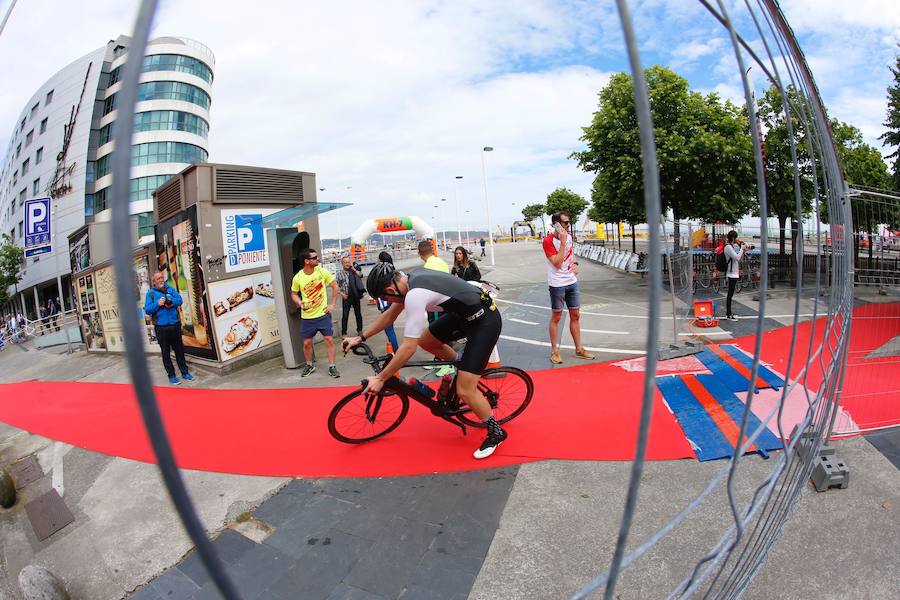 Un total de 450 deportistas se han dado cita en el Santander Triatlón Series, disputado en la zona de la playa de Poniente. Es una de las pruebas puntuables de la Liga del Academia Civil-CNSO.