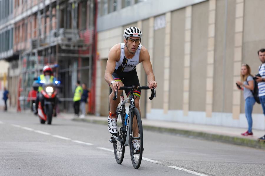 Un total de 450 deportistas se han dado cita en el Santander Triatlón Series, disputado en la zona de la playa de Poniente. Es una de las pruebas puntuables de la Liga del Academia Civil-CNSO.