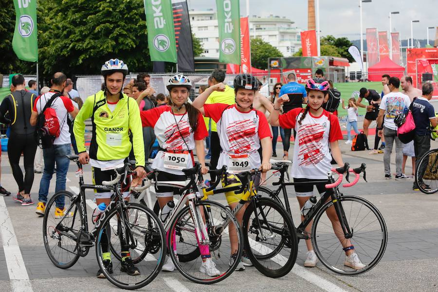 Un total de 450 deportistas se han dado cita en el Santander Triatlón Series, disputado en la zona de la playa de Poniente. Es una de las pruebas puntuables de la Liga del Academia Civil-CNSO.